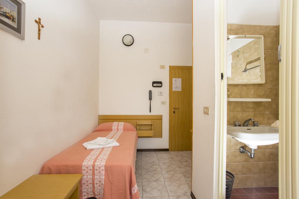 Hotel Lugano Cattolica Camera foto